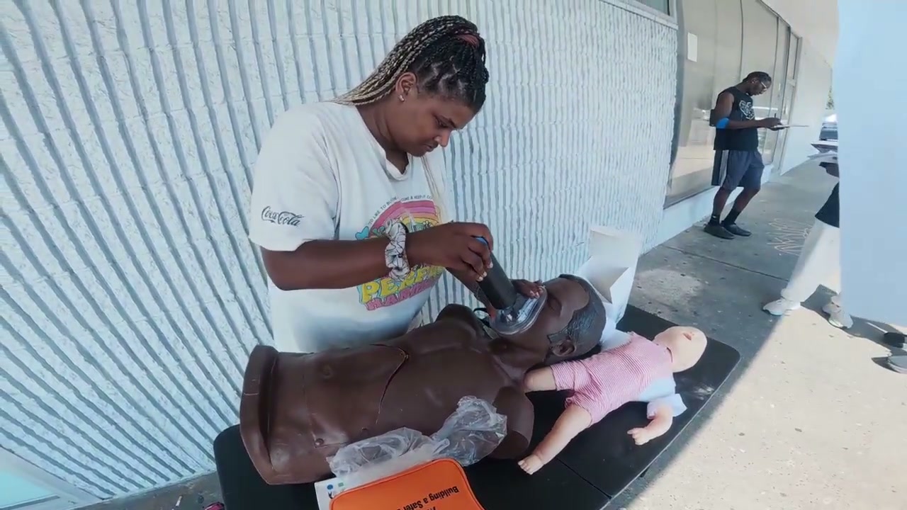 Real frame around 6.25 seconds into observation one showing hands on the device and mask at an adult torso manikin